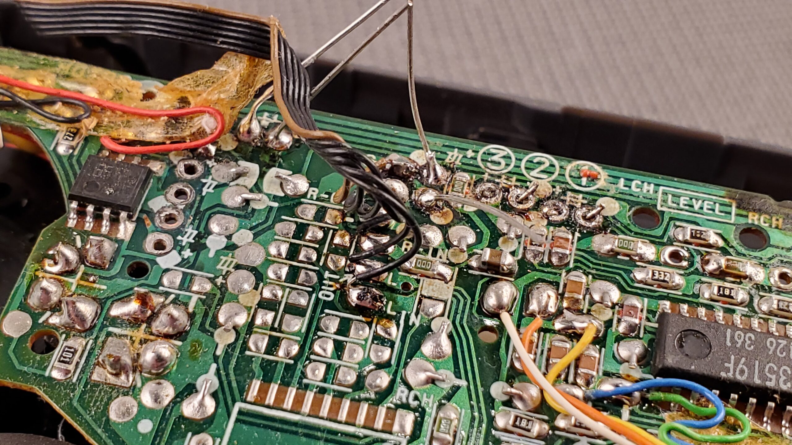 Aiwa GS110 Walkman Main Board with bad capacitors
